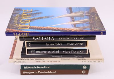 livres empilés sur une surface blanche