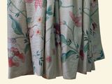une robe suspendue à un cintre orné de fleurs