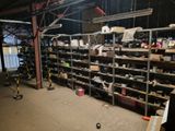 une pièce remplie de nombreuses étagères sur lesquelles sont disposés toutes sortes d'objets