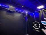 une pièce noire avec un éclairage bleu et un mur noir