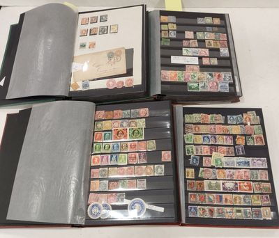 beaucoup de timbres dans une chemise sur la table