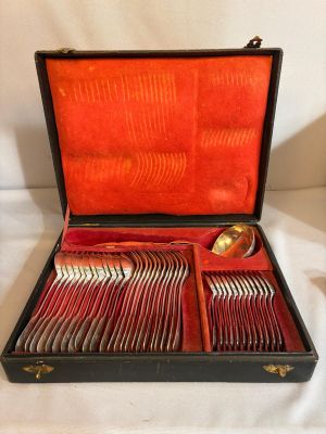 un coffret contenant de l'argenterie sur une surface blanche
