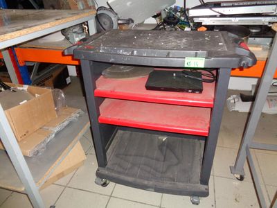 un établi sur lequel est posé un ordinateur portable