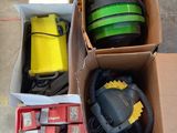 deux cartons posés par terre, contenant chacun des objets différents