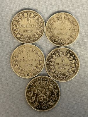Quatre types de pièces différents sont disposés sur une table