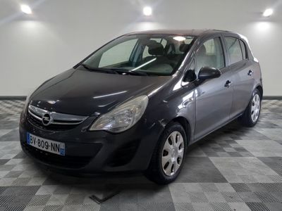 la photo d'une voiture noire garée dans un garage