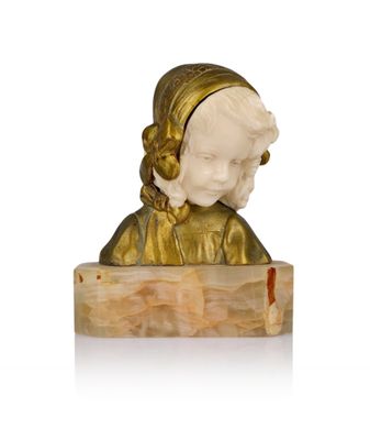 statue d'une femme coiffée d'une parure dorée, posée sur un socle en bois