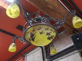 une horloge jaune suspendue au plafond d'un restaurant