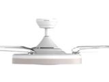 un ventilateur de plafond blanc muni d'une lampe