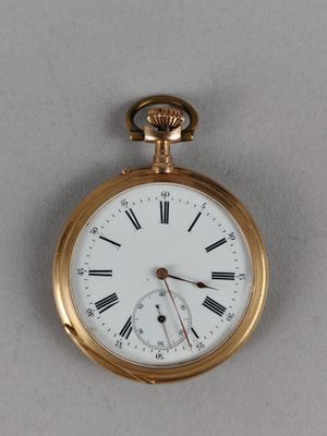 une montre de poche en or avec des chiffres romains
