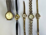 beaucoup de montres et une montre sur la table
