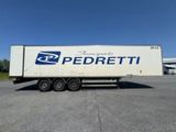 une photo d'un semi-remorque garé sur un parking