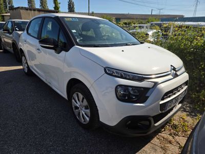 une Citrole blanche garée sur le bord de la route
