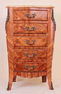 image d'une commode en bois sur fond blanc
