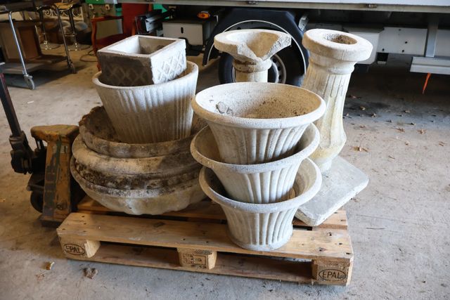 Paire de grandes jardinières sur pied et large vasque, 1 vasque s...