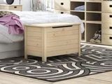 une chambre avec un lit, des commodes et un tapis au sol
