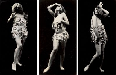 trois photographies en noir et blanc d'une femme vêtue d'une robe à plumes