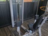 une machine placée au milieu d'une pièce