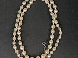 collier en perles et argent orné d'une croix