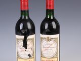 deux bouteilles de vin rouge posées l'une à côté de l'autre sur une table
