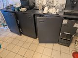 une cuisine où le plan de travail est encombré d'appareils électroménagers et de vaisselle