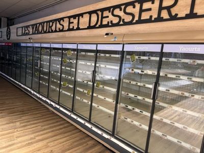 une grande vitrine au milieu d'un magasin