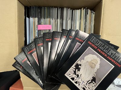 beaucoup de CD dans une boîte posée sur une table