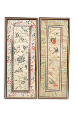 deux tableaux encadrés représentant des oiseaux et des fleurs sur fond blanc