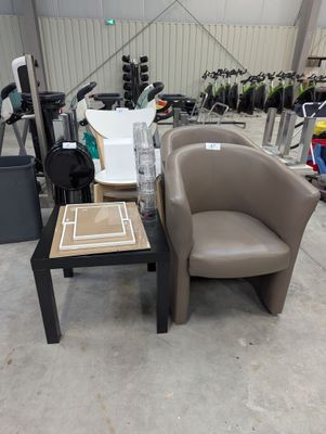 TABLE basse, deux fauteuils skaï, deux chaises et quatre tabourets pli - Photo 1