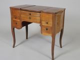 un vieux bureau en bois avec deux tiroirs et un tiroir en dessous