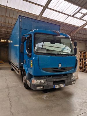 un camion bleu garé dans un entrepôt