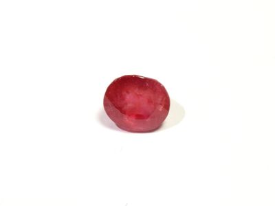 une image représentant un morceau de pierre rouge posé sur une surface blanche