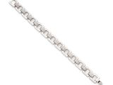 gros plan d'un bracelet en argent sur fond blanc
