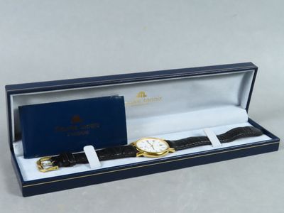 une image représentant une montre et un coffret à montre contenant une montre