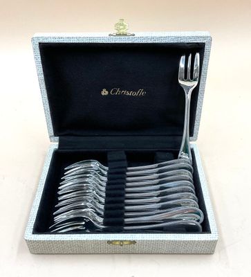 des couverts dans un coffret en argent contenant une fourchette et un couteau