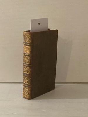 un livre marron contenant une carte, posé sur une table