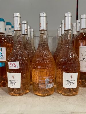 des bouteilles de vin sont alignées sur une étagère dans un magasin