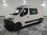 la photo d'une camionnette blanche garée dans une pièce