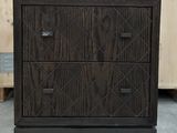 une image représentant une commode noire ornée d'un motif en losanges