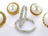 quatre bijoux, dont une bague, des boucles d'oreilles et une bague
