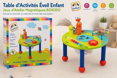 une table et une chaise sur laquelle se trouve un jouet