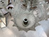 un lustre en verre surmonté d'une bouteille