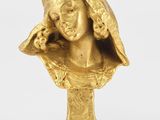 une statue en or représentant une femme portant un voile sur la tête