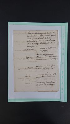 un gros plan d'un morceau de papier sur lequel on a écrit