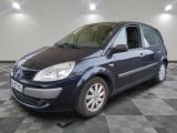 la photo d'une petite voiture bleue garée dans un garage