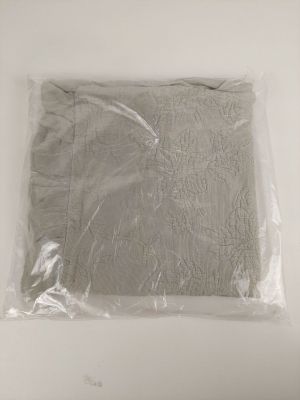 un sac en tissu blanc posé sur une table