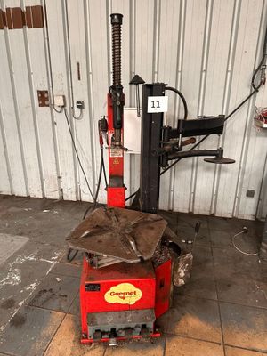 une machine rouge qui se trouve dans un garage