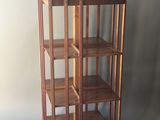 une petite vitrine en bois avec une porte en verre