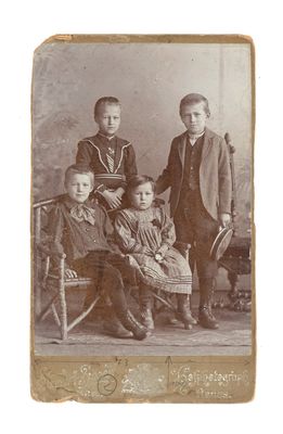 une vieille photo montrant un groupe d'enfants posant pour une photo