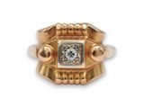 une image d'une bague en or avec un diamant au centre